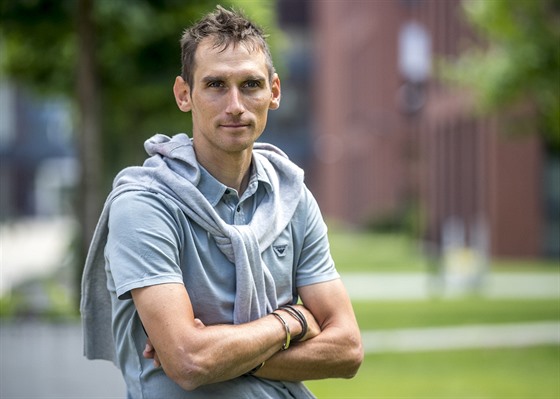 NA SKOK DOMA. Roman Kreuziger v esku. Na umav stihl ped Tour i krátkou pípravu.