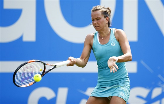 Barbora Strýcová na turnaji v Birminghamu v souboji s Julií Putincevovou.
