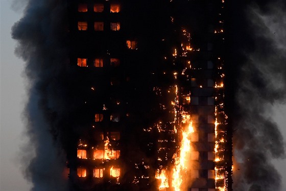 Plameny pohltily výkový bytový dm v západním Londýn (14. ervna 2017)