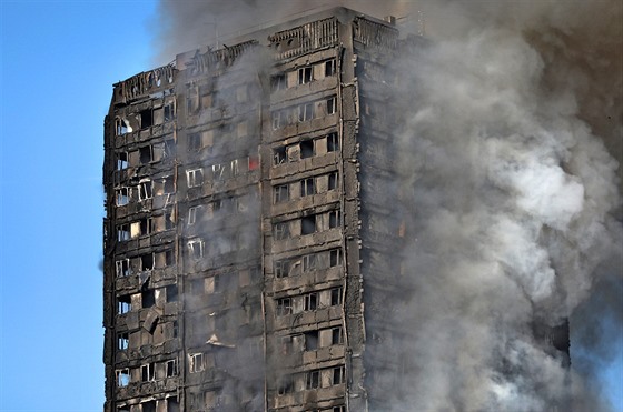 Plameny pohltily výkový bytový dm Grenfell Towere v západním Londýn. (14....