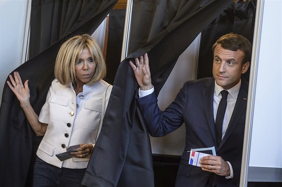 Francouzský prezident Emmanuel Macron a jeho manelka Brigitte Macronová...