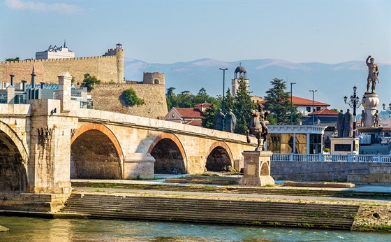 Kamenný most a dalí památky v hlavním mst Makedonie, Skopje.