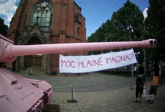 Na hlavni rového tanku v centra Brna se objevil hákovaný transparent s...