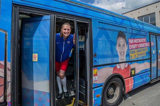 eská basketbalistka Ilona Burgrová v Hradci Králové u nov polepeného...