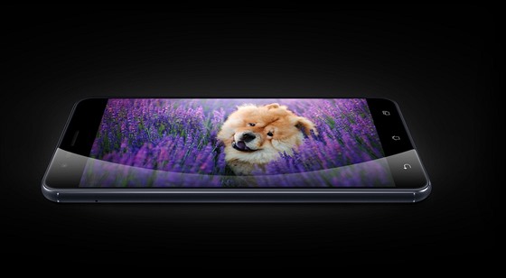 ASUS ZenFone Zoom S má výkonný fotoaparát a obí baterii