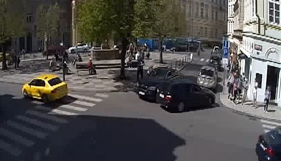 idi BMW vjel v Praze do protismru a pak zmlátil mue