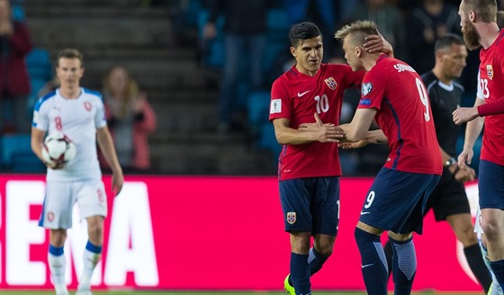 Nortí fotbalisté Alexander Soderlund (vpravo) a  Tarik Elyounoussi se radují z...