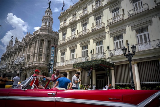 Klasické americké auto ped hotelem Inglaterra v Havan. Trump svým naízením...