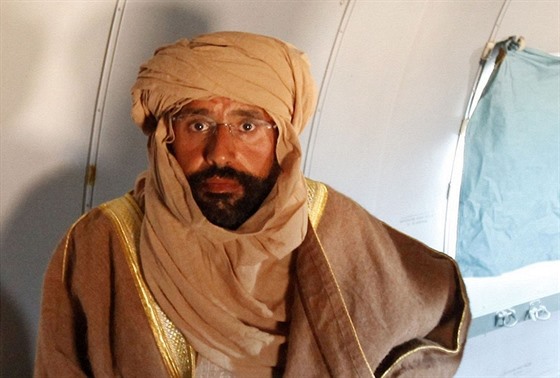 Kaddáfího syn Sajf Islám v letadle, které ho dovezlo do Ziltánu. Na sob má...