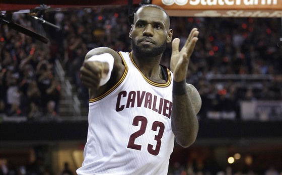 LeBron James z Clevelandu oslavuje úspnou akci.