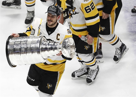 Sidney Crosby z Pittsburghu znovu po roce zvedá Stanley Cup.