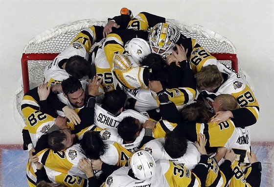 Pittsburtí hokejisté slaví zisk Stanley Cupu.