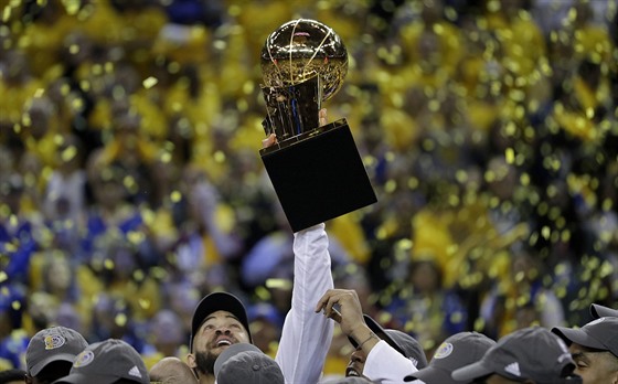 Basketbalisté Golden State slaví triumf v NBA.