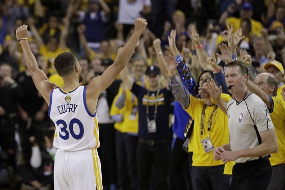 Stephen Curry se raduje spolen s fanouky Golden State Warriors.