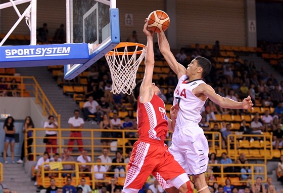 Americký kídelník Jayson Tatum (vpravo) zakonuje ve finále mistrovství svta...