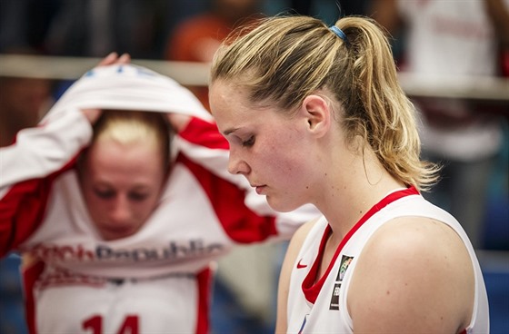 Zklamané eské basketbalistky Alena Hanuová (v popedí) a Petra Záplatová