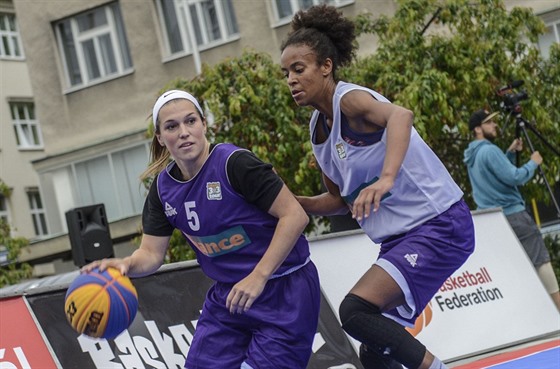 Pamela-Therese Effangov (v blm) na turnaji Chance 3x3 Tour v Hradci Krlov