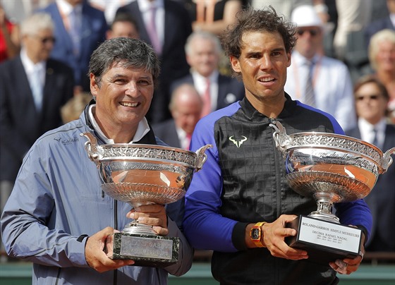 Rafael Nadal a jeho strýek Toni Nadal (vlevo) s trofejemi pro vítze Roland...