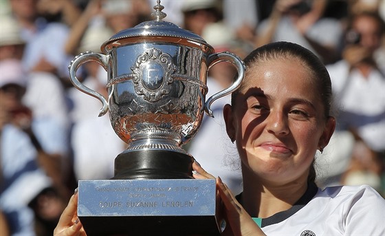 TA JE FAKT MOJE? Jelena Ostapenková s trofejí pro vítzku Roland Garros.