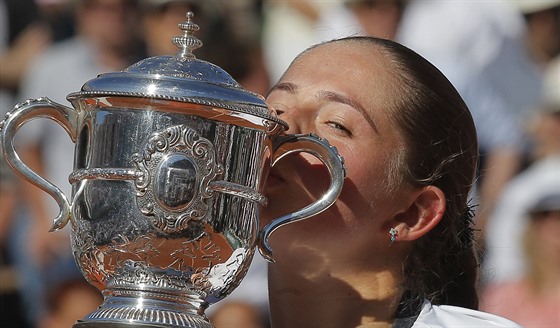 PUSU NA TO! Jelena Ostapenková líbá trofej pro vítzku Roland Garros.
