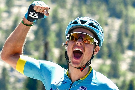 Jakob Fuglsang slaví triumf v poslední etap Dauphiné.