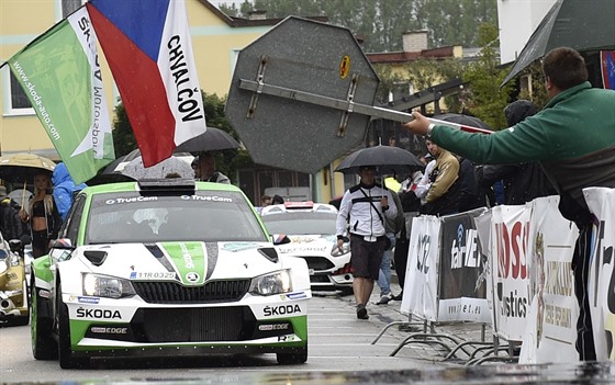 Vítzná posádka Rallye Hustopee Jan Kopecký (vpravo) a Pavel Dresler s vozem...