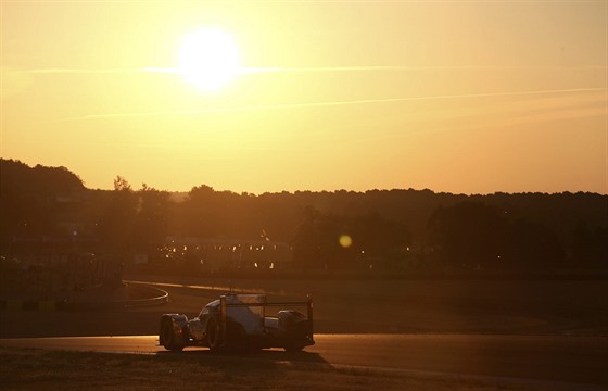 VÝCHOD SLUNCE. Momentka ze slavného automobilového závodu 24 hodin Le Mans, na...