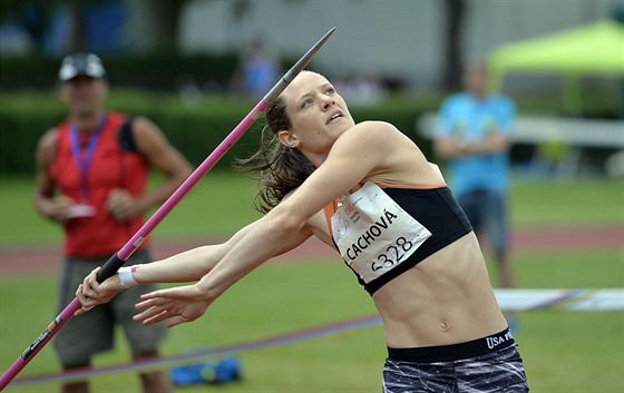 Sedmibojaka Kateina Cachová pi hodu otpem na mítinku v Kladn.