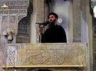 Zábry z pravdpodobn prvního projevu vdce IS Abú Bakra Bagdádího v Mosulu v...