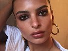 I herece a modelce Emily Ratajkowski píroda nadlila pihovatý nos a tváe.