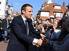 Emanuela Macrona ped volební místností vítali Francouzi, oekává se jasné...