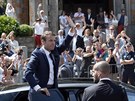 Francouzský prezident Emmanuel Macron se zdraví se svými fanouky poté, co...
