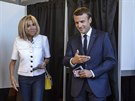 Prezident Emmanuel Macron se k volbám dostavil i s manelkou Brigitte.