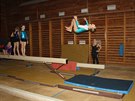 Malé gymnastky SK Hradan pi cviení na kladin.