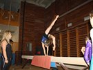 Malé gymnastky SK Hradan pi cviení na kladin.