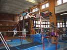 Malé gymnastky SK Hradan pi cviení na bradlech.