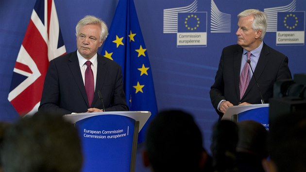 Britský ministr pro brexit David Davis (vlevo) a hlavní vyjednavač EU Michel... Britský ministr pro brexit David Davis (vlevo) a hlavní vyjednavač EU Michel...