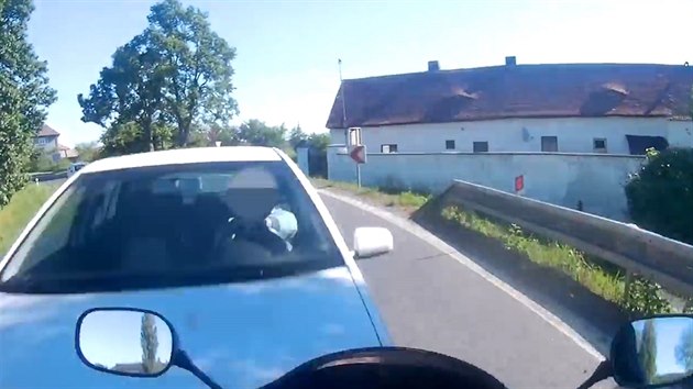 Motorkář natočil čelní srážku s osobním autem Motorkář natočil čelní srážku s osobním autem