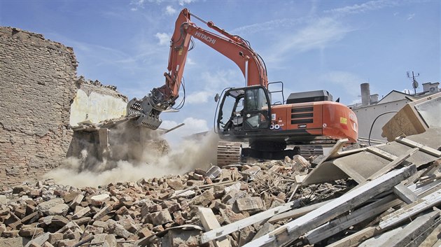 Bagr bourá domy na rohu ulic Na Pile a Na Stráních u Domažlické třídy v Plzni.... Bagr bourá domy na rohu ulic Na Pile a Na Stráních u Domažlické třídy v Plzni....
