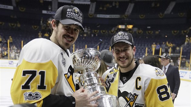 Jevgenij Malkin (vlevo) a Sidney Crosby z Pittsburghu pózují se Stanley Cupem. Jevgenij Malkin (vlevo) a Sidney Crosby z Pittsburghu pózují se Stanley Cupem.