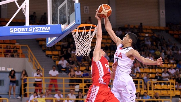 Americký křídelník Jayson Tatum (vpravo) zakončuje ve finále mistrovství světa... Americký křídelník Jayson Tatum (vpravo) zakončuje ve finále mistrovství světa...
