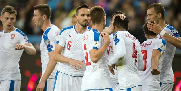 Čeští fotbalisté slaví gól do norské sítě. Čeští fotbalisté slaví gól do norské sítě.