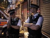 Policisté v Londýně hlídkují nedaleko místa, kde řidič dodávkou najel do lidí... Policisté v Londýně hlídkují nedaleko místa, kde řidič dodávkou najel do lidí...