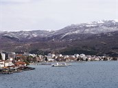 Ochridské jezero se zasněženými horami v pozadí.