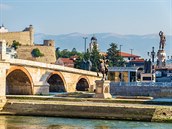 Kamenný most a další památky v hlavním městě Makedonie, Skopje.