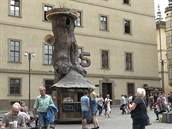 Na Malostranském náměstí je nový Prastánek umělce Skály. Na Malostranském náměstí je nový Prastánek umělce Skály.