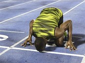 Usain Bolt po dobhu zvodu v Kingstonu.