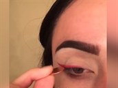 Jak udělat perfektní oční linku? Třeba pomocí mince Jak udělat perfektní oční linku? Třeba pomocí mince