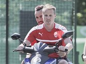 Plzeňští fotbalisté na prvním tréninku před novou sezonou. Motorku řídí David... Plzeňští fotbalisté na prvním tréninku před novou sezonou. Motorku řídí David...