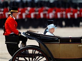 Britská panovnice si na oficiální oslavu svých narozenin oblékla bled modrý...
